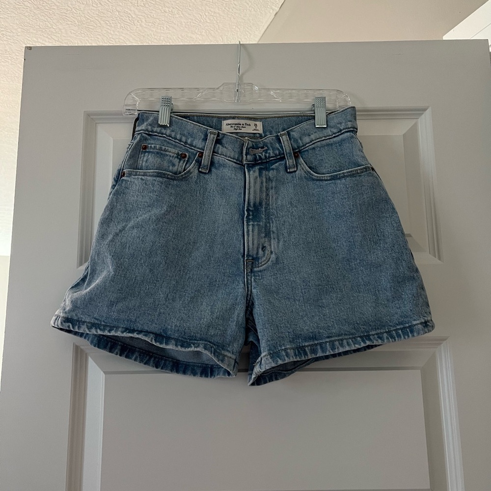 Abercrombie Curve Love 4” Mom Shorts
